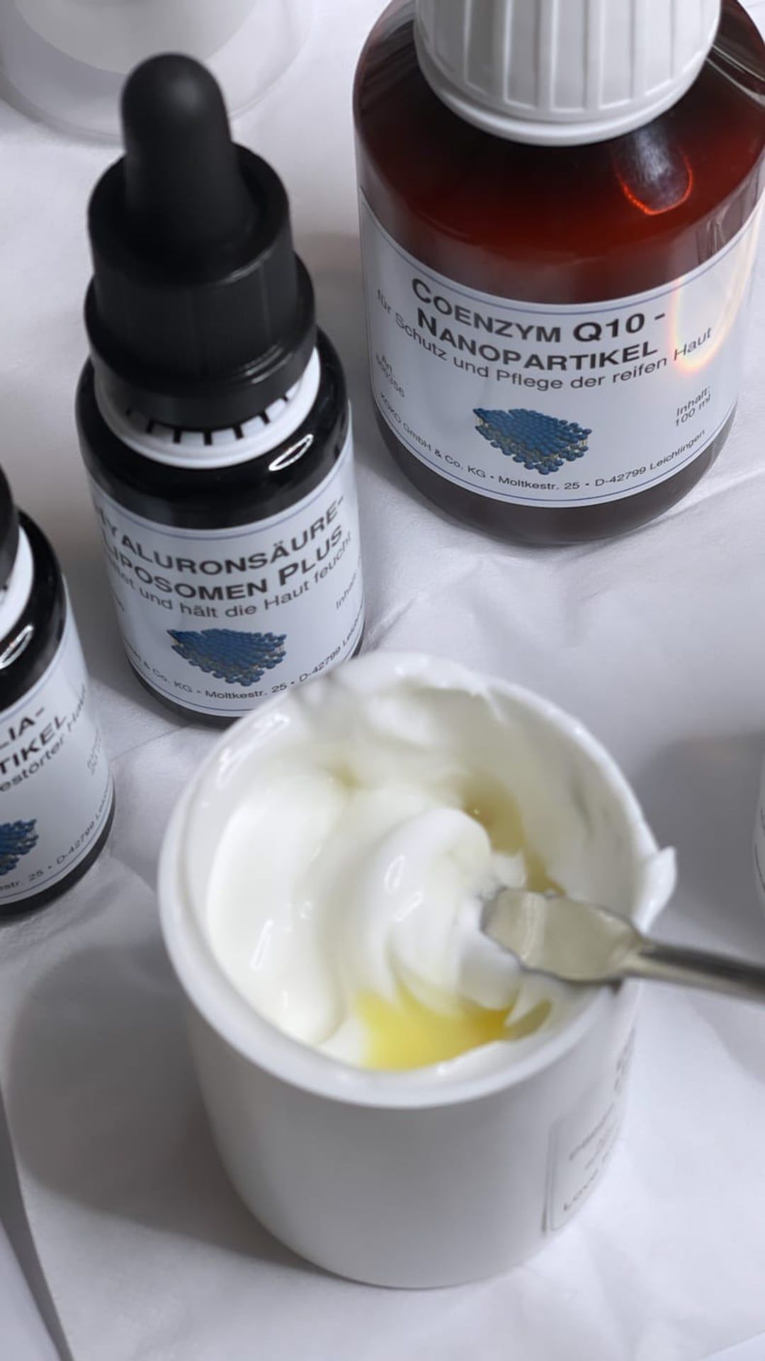 Shellac Produkte auf Magazin mit Dekoration