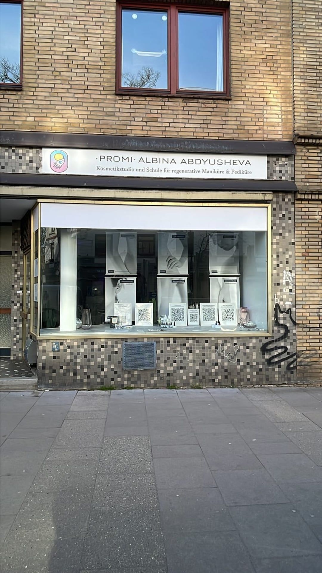 Behandlungsraum mit Liege und Spiegel